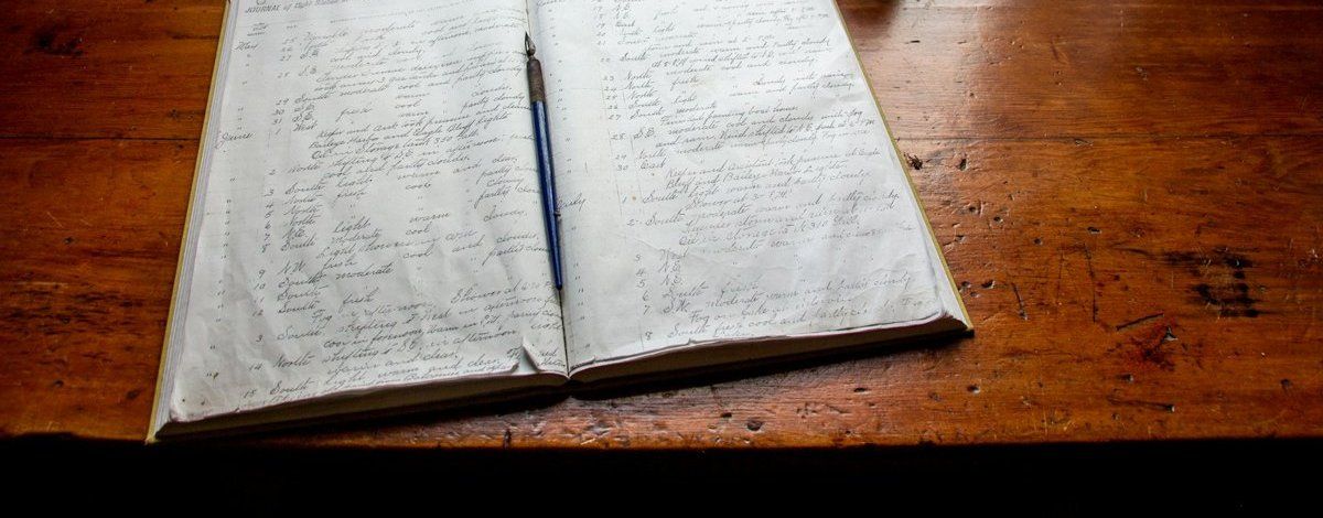 Feuille de papier blanc posée sur une table en bois près d'une fenêtre